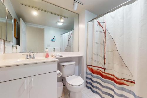 uma casa de banho com um WC, um lavatório e uma cortina de chuveiro em Sea Colony- 52014 Canal em Bethany Beach