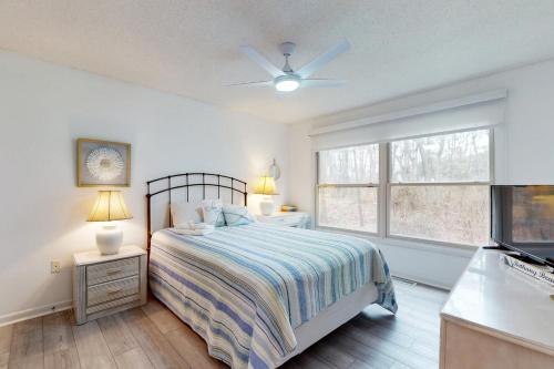 um quarto com uma cama e uma ventoinha de tecto em Sea Colony- 52014 Canal em Bethany Beach