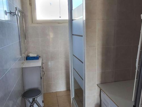 Kúpeľňa v ubytovaní Appartement 50m² avec Balcon, Parking Privé et Wifi à Deux Pas de la Plage - FR-1-674-36