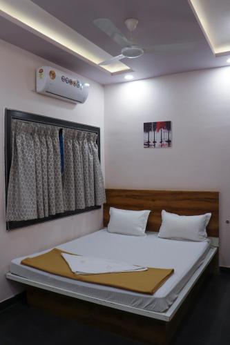 Postel nebo postele na pokoji v ubytování Hotel Garuda Executive Latur
