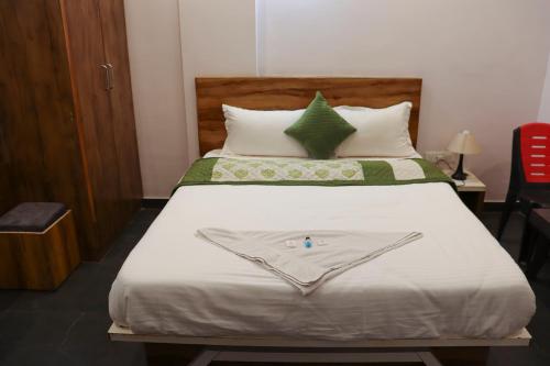 Postel nebo postele na pokoji v ubytování Hotel Garuda Executive Latur