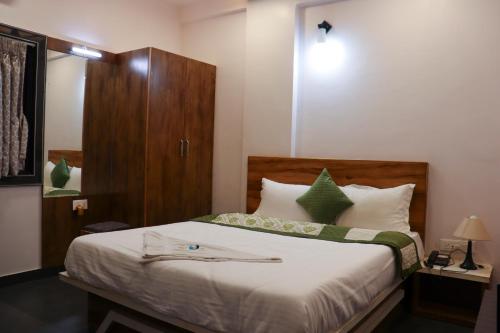 Postel nebo postele na pokoji v ubytování Hotel Garuda Executive Latur