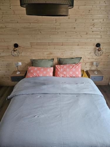 um quarto com uma cama com duas mesas e dois candeeiros em LES DEUX M & KG em Oberhaslach