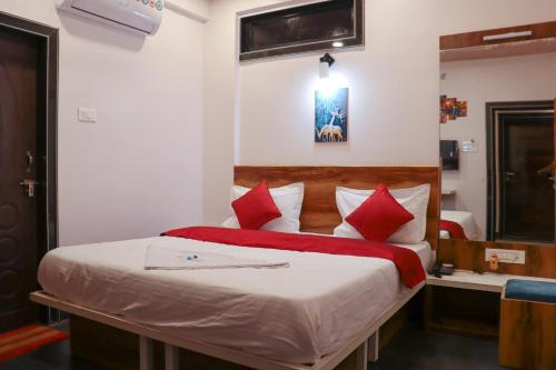 Postel nebo postele na pokoji v ubytování Hotel Garuda Executive Latur
