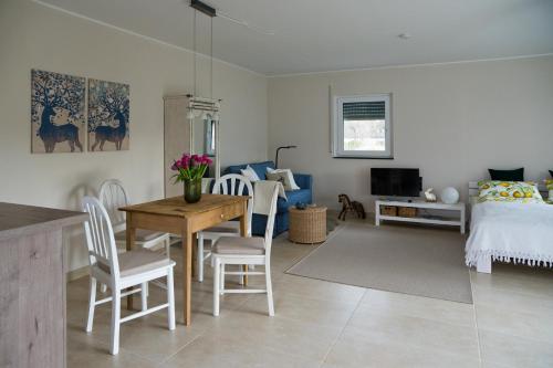 a living room with a dining table and a bedroom at Ferienwohnung IDA in Peiting