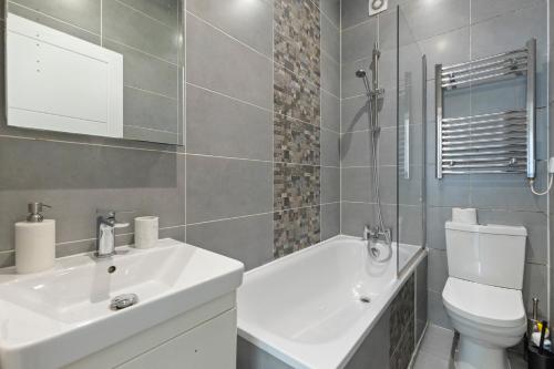 łazienka z białą umywalką i toaletą w obiekcie Rose Suite Camden Town 3 Bedroom Sleeps 11 w Londynie