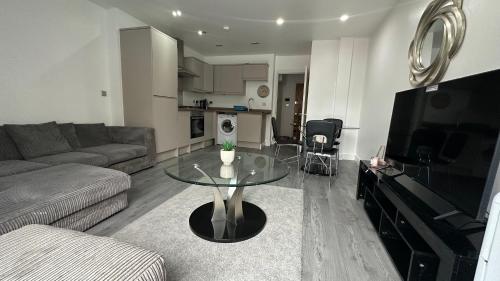 uma sala de estar com um sofá e uma mesa de vidro em 1 bedroom Flat in Elephant and castle zone 1 London em Londres