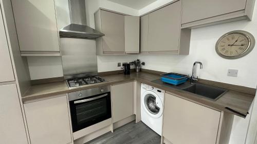 a kitchen with a sink and a washing machine at 1 bedroom Flat in Elephant and castle zone 1 London in London
