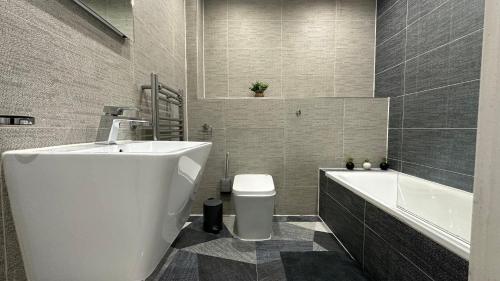 uma casa de banho com uma banheira, um WC e um lavatório. em 1 bedroom Flat in Elephant and castle zone 1 London em Londres