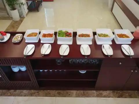 Una mesa con varios tazones de comida encima. en Hotel The HN- by BAY LUXURY, en Hanói