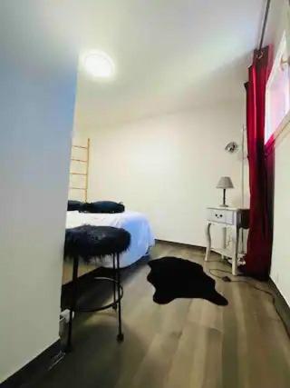 une chambre avec un lit, un bureau et une chaise dans l'établissement JACUZZI Aixclusive, au Tholonet