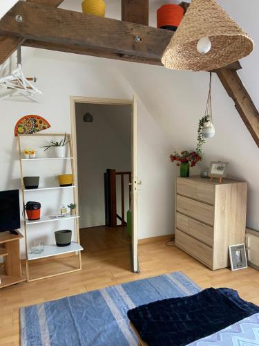 Schlafzimmer im Dachgeschoss mit einem Bett und einer Kommode in der Unterkunft Chez Mag in Lille
