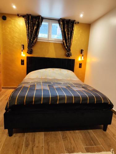 1 dormitorio con 1 cama en una habitación con ventana en Château de la sagesse SPA, en Rouen