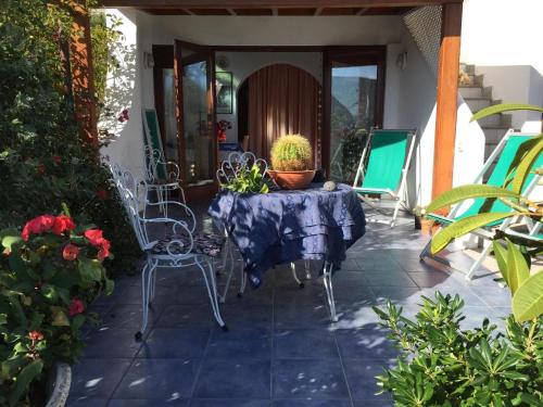 a patio with a table with a potted plant on it at Ferienhaus für 3 Personen 1 Kind ca 55 qm in Canneto auf Lipari, Sizilien Äolische Inseln in Lipari