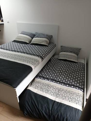 deux lits côte à côte dans une chambre dans l'établissement Charmant logement atypique et calme, à Mouchamps