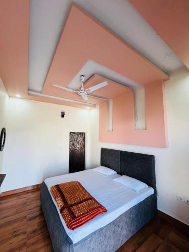 1 dormitorio con 1 cama grande en una habitación en Shimmer Farms, en Faridabad