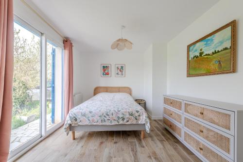 une chambre avec un lit, une commode et une fenêtre dans l'établissement Blue Villa near Disneyland Paris, à Chalifert