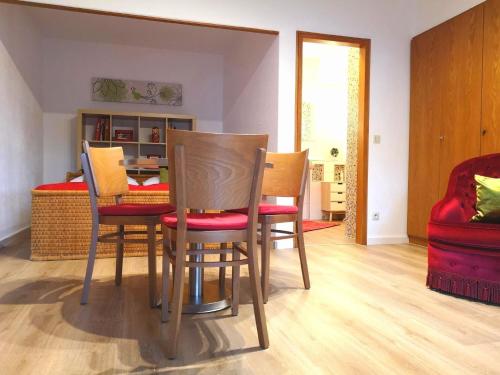 comedor con mesa y 4 sillas en Apartment Gala, ruhige Lage, stadtnah en Bad Kissingen