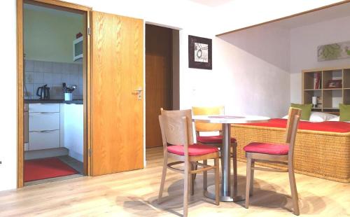 cocina con mesa y sillas en una habitación en Apartment Gala, ruhige Lage, stadtnah en Bad Kissingen