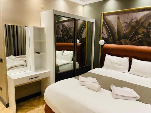 伊斯坦堡的住宿－MyHouseBosphorus，一间卧室配有一张床和一面大镜子