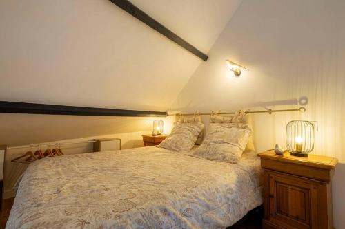 une chambre avec un grand lit et deux lampes dans l'établissement Appartement cosy avec SPA Vannes, à Vannes