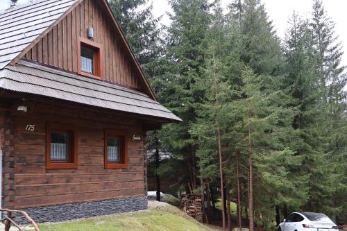 a log cabin with a car parked in front of it at Jariabka Chalet Zrub Nízke Tatry in Jarabá