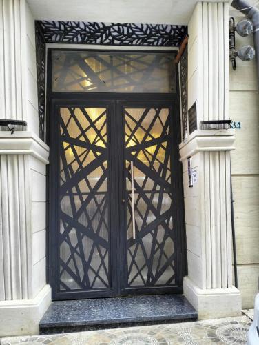 an entrance to a house with a black door at APPARTEMENT AMINE in Delmonte