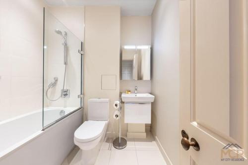 biała łazienka z toaletą i prysznicem w obiekcie Royal Studio Apartment in Mayfair w Londynie