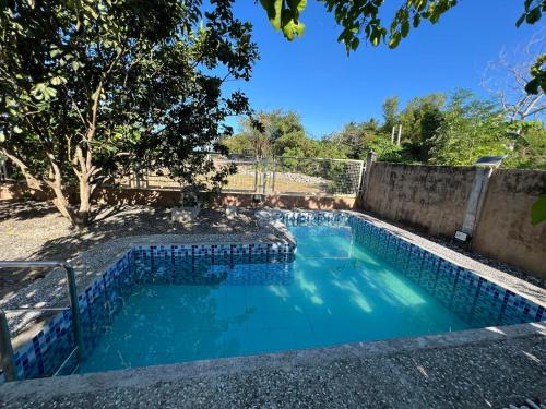 uma piscina com azulejos azuis num quintal em Precious J Residence 