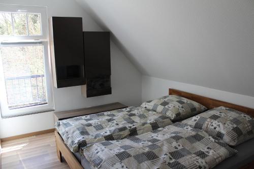 Ένα ή περισσότερα κρεβάτια σε δωμάτιο στο Ferienhaus "Waldidyll Brunni"
