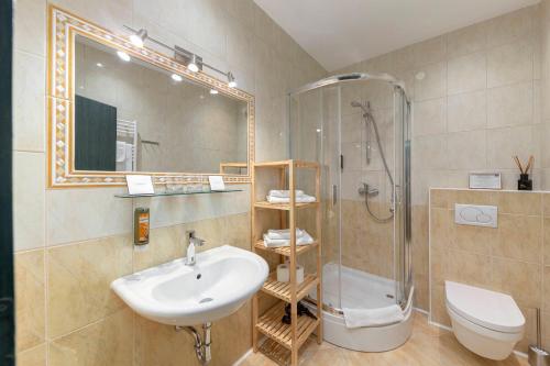 La salle de bains est pourvue d'un lavabo, d'une douche et de toilettes. dans l'établissement Hiša Ojstrica, à Solčava