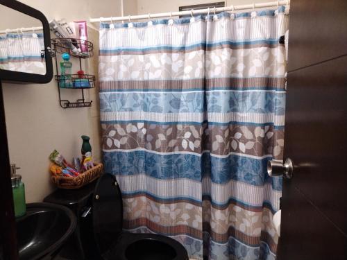 a shower curtain in a bathroom with a sink at Apartamento a 10 minutos Aeropuerto Tocumen in Panama City