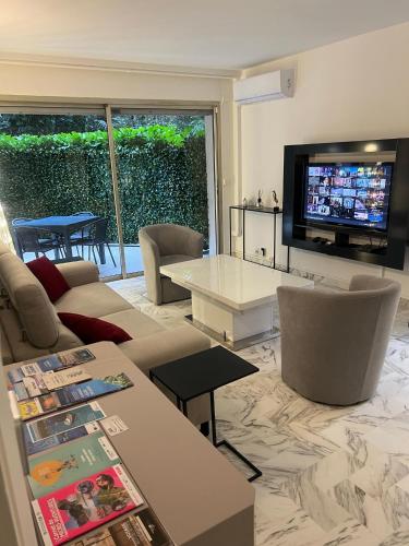Chic 47m2, 2 rooms, ground floor, nice patio, 280m beach Croisette