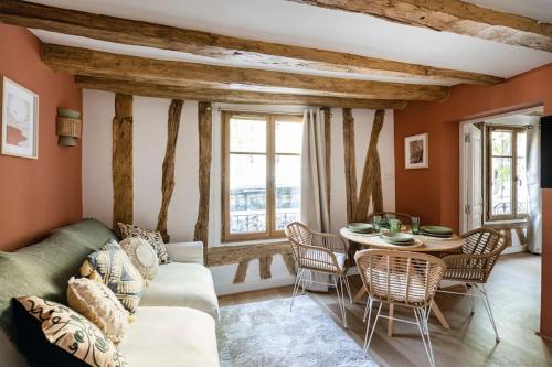 un salon avec un canapé et une table dans l'établissement Le nid, à Paris