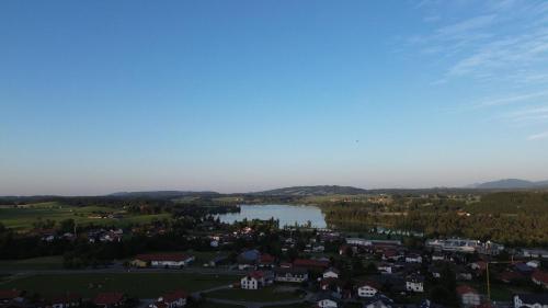 een luchtzicht op een stad en een meer bij Panoramaausblick auf Berge, See und Ort in ruhiger Lage in Lechbruck