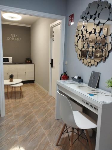 a kitchen and dining room with a table and chairs at Pensión Atenea & Via Romana - Grupo Arcanos in Caldas de Reis