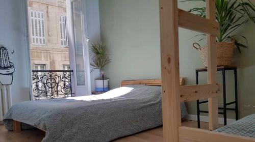 - une chambre avec des lits superposés et un balcon dans l'établissement Cosy appartement familial au coeur de marseille, à Marseille
