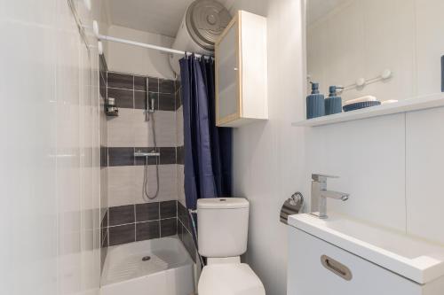 a small bathroom with a toilet and a shower at Studio Alaskan - Studio lumineux vue montagne in Orcières