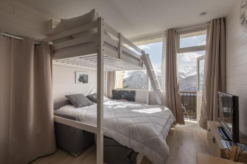 - une chambre avec des lits superposés et une vue sur la montagne dans l'établissement Studio Alaskan - Studio lumineux vue montagne, à Orcières