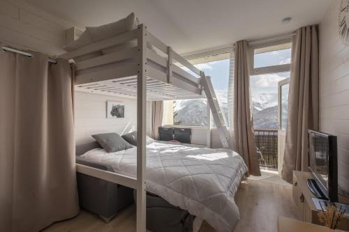 a bedroom with a bunk bed with a mountain view at Studio Alaskan - Studio lumineux vue montagne in Orcières