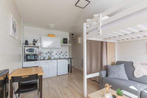Ce petit appartement comprend une mezzanine et une cuisine. dans l'établissement Studio Alaskan - Studio lumineux vue montagne, à Orcières