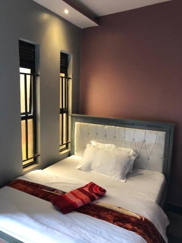 Postelja oz. postelje v sobi nastanitve Galaxy Executive INN,Bar & Restaurant Wakiso
