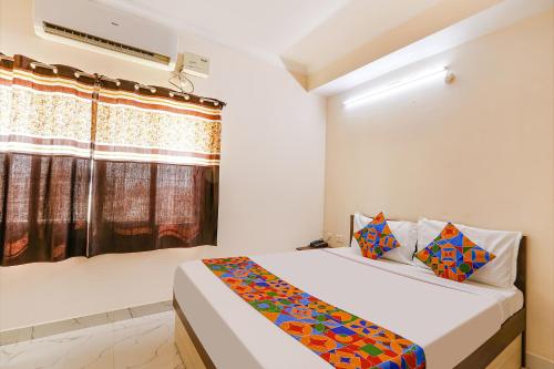 1 dormitorio con 2 camas y ventana en FabHotel Opal Residency en Hyderabad