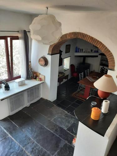 a kitchen and living room with a counter and a table at Casas Letizia e Sebastião in Monsaraz