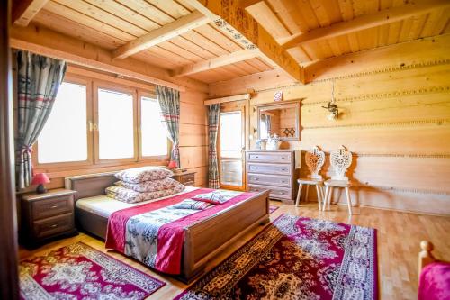 1 dormitorio con cama y techo de madera en Domek u Horarów, en Ciche