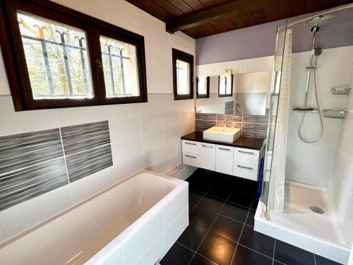 une salle de bain avec une baignoire, une douche et un lavabo dans l'établissement La Closette, à Rovagny