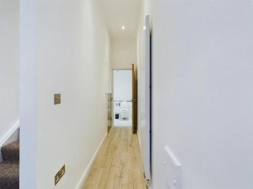 pasillo con aseo en una habitación blanca en Pass the Keys Stylish 4-Bed3-Bath in Shoreditch en Londres