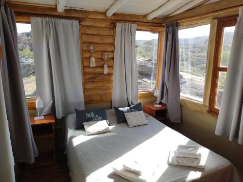 1 dormitorio con 2 camas en una habitación con ventanas en CABAÑAS PIRCAS DE CAMPO in 