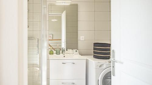 a bathroom with a washing machine and a sink at L'Écrin de Troyes - Maison de Ville - 4 pers. in Troyes