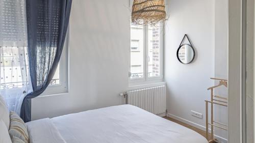 a white bedroom with a bed and a window at L'Écrin de Troyes - Maison de Ville - 4 pers. in Troyes